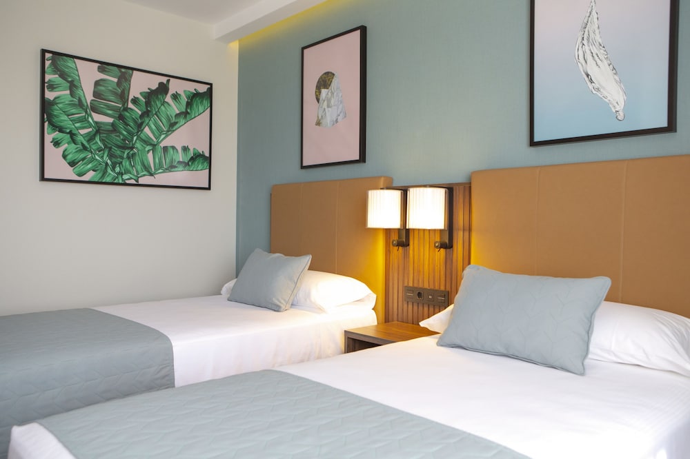 Habitación Deluxe (Twin) del hotel RIU Plaza España. Foto 2