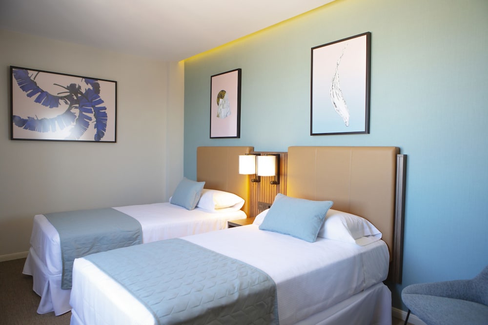 Habitación Deluxe (Twin) del hotel RIU Plaza España. Foto 9