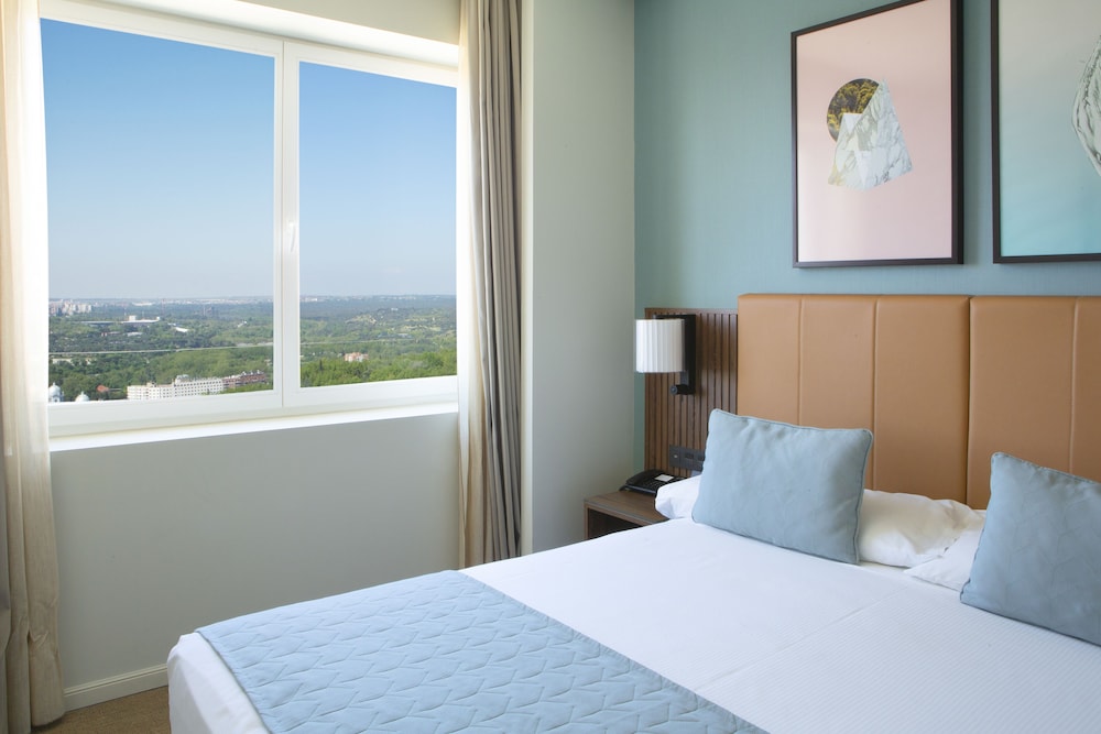 Habitación Deluxe, vistas a la ciudad (King) del hotel RIU Plaza España. Foto 5
