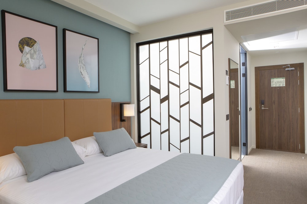 Habitación Deluxe, vistas a la ciudad (Superior King) del hotel RIU Plaza España. Foto 1