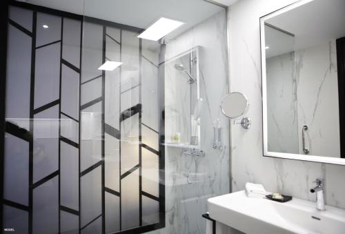 Superior Deluxe King Room with View del hotel RIU Plaza España. Foto 1