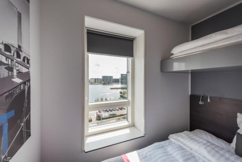 Habitación Estándar con cama supletoria - 1 cama grande del hotel Cabinn Copenhagen. Foto 1