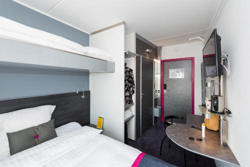Habitación Estándar con cama supletoria - 1 cama grande del hotel Cabinn Copenhagen. Foto 2