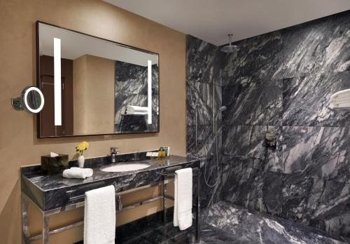 Habitación con cama extragrande - Adaptada para personas de movilidad reducida del hotel Hilton Tanger City Center and Residences