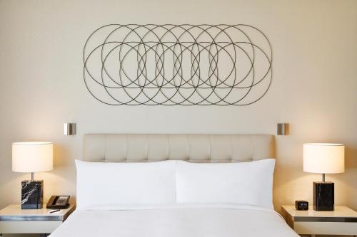 Habitación con cama extragrande - Adaptada para personas de movilidad reducida del hotel Hilton Tanger City Center and Residences. Foto 1
