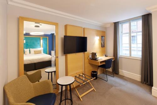 Habitación Deluxe con cama extragrande del hotel Thistle London Park Lane. Foto 1