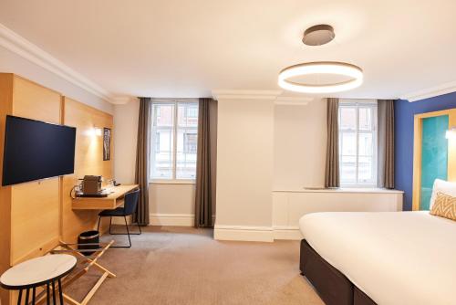 Habitación Deluxe con cama extragrande del hotel Thistle London Park Lane. Foto 2
