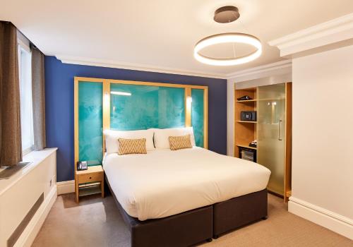 Habitación Deluxe con cama extragrande del hotel Thistle London Park Lane. Foto 3