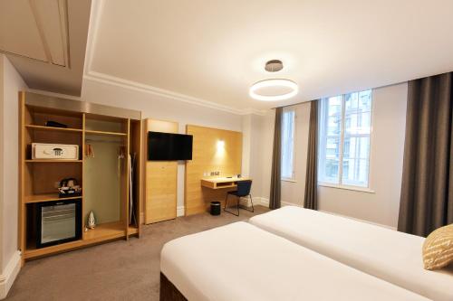 Habitación Doble Estándar - 2 camas del hotel Thistle London Park Lane. Foto 1