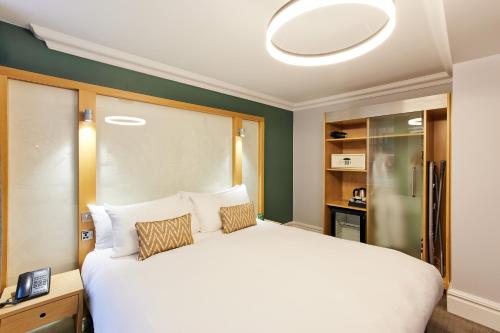 Habitación Deluxe con cama extragrande del hotel Thistle London Park Lane. Foto 1