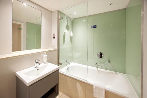 Habitación Deluxe con cama extragrande del hotel Thistle London Park Lane. Foto 2