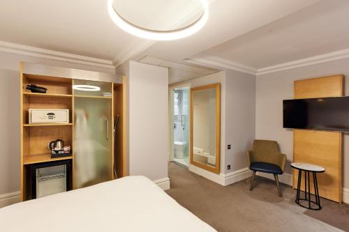 Habitación Deluxe con cama extragrande del hotel Thistle London Park Lane. Foto 3