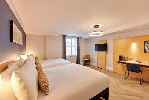 Habitación Familiar Deluxe del hotel Thistle London Park Lane. Foto 4