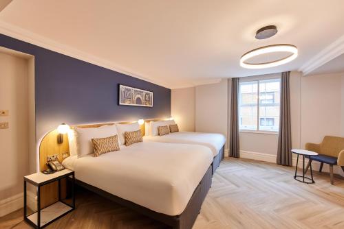 Habitación Familiar Deluxe del hotel Thistle London Park Lane. Foto 6