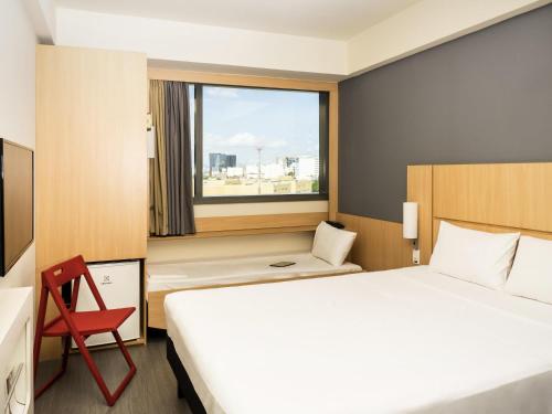 Habitación Doble Estándar con cama infantil adicional del hotel Ibis Rio Porto Atlantico. Foto 2