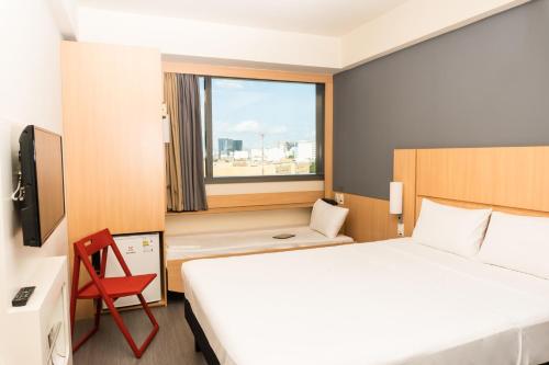 Habitación Doble Estándar con cama infantil adicional del hotel Ibis Rio Porto Atlantico. Foto 5