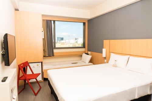 Habitación Doble Estándar con cama infantil adicional del hotel Ibis Rio Porto Atlantico. Foto 7