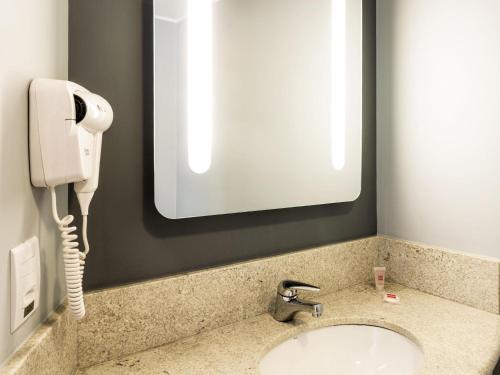 Habitación Doble Estándar - 2 camas del hotel Ibis Rio Porto Atlantico. Foto 2