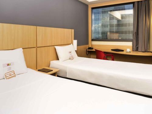 Habitación Doble Estándar - 2 camas del hotel Ibis Rio Porto Atlantico. Foto 3