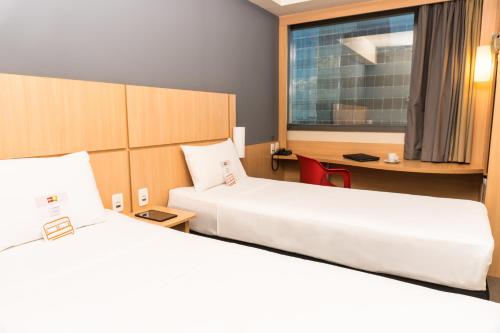 Habitación Doble Estándar - 2 camas del hotel Ibis Rio Porto Atlantico. Foto 4