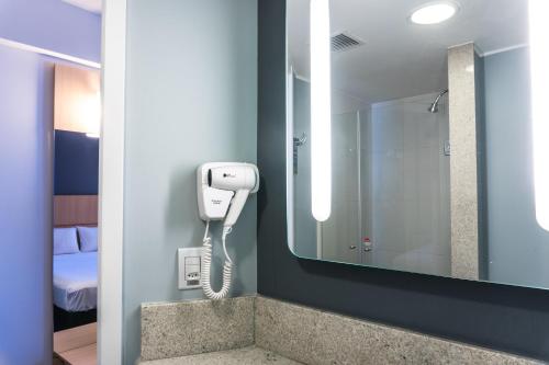Habitación Doble Estándar - 2 camas del hotel Ibis Rio Porto Atlantico. Foto 5