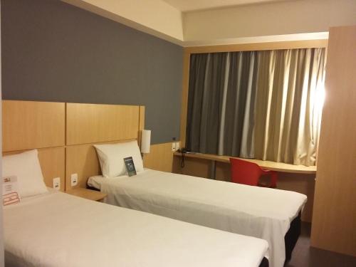 Habitación Doble Estándar - 2 camas del hotel Ibis Rio Porto Atlantico. Foto 6