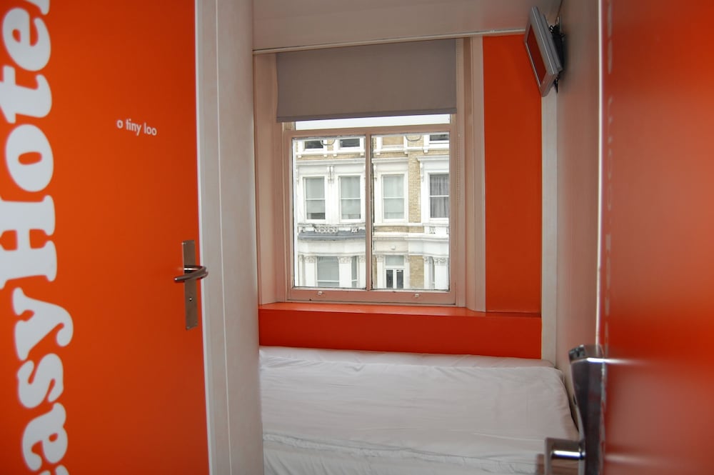 Habitación económica doble, vistas a la ciudad del hotel Easyhotel South Kensington. Foto 2