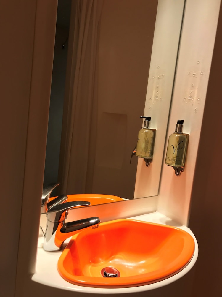 Habitación económica doble, vistas a la ciudad del hotel Easyhotel South Kensington. Foto 4