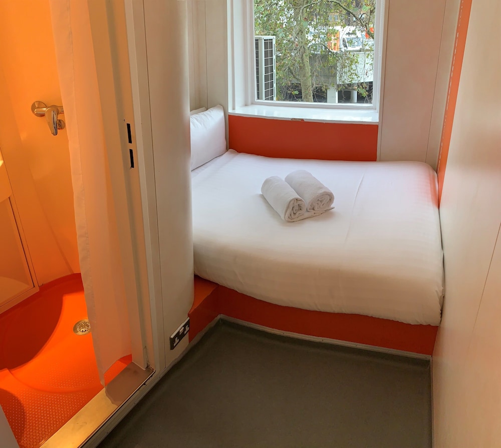 Habitación económica doble, vistas a la ciudad del hotel Easyhotel South Kensington. Foto 7