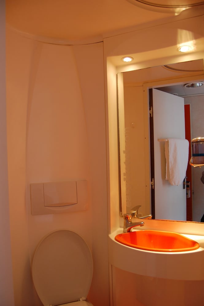 Habitación económica doble, vistas a la ciudad del hotel Easyhotel South Kensington. Foto 9