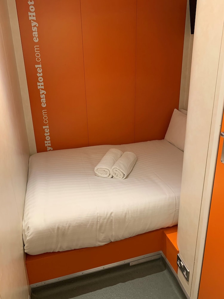 Habitación económica doble, sin ventanas del hotel Easyhotel South Kensington. Foto 6