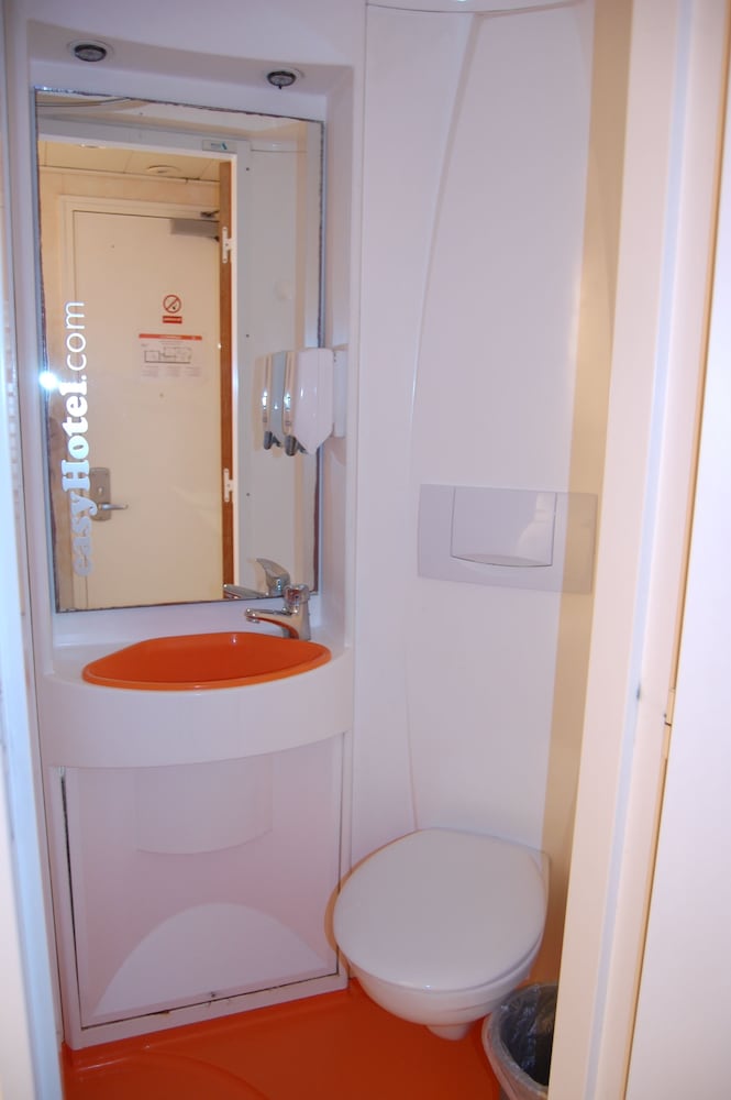 Habitación doble, sin ventanas del hotel Easyhotel South Kensington. Foto 1