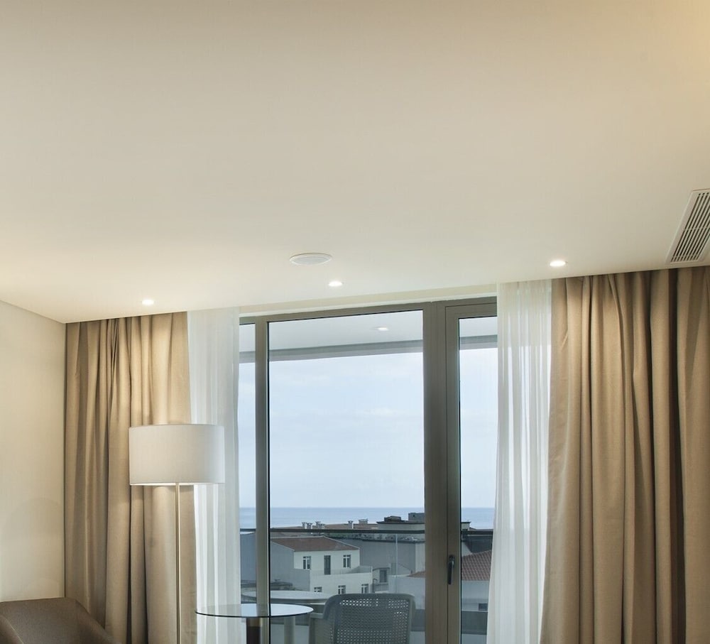 Habitación Deluxe con 2 camas individuales, vistas al mar del hotel Turim Santa Maria. Foto 4
