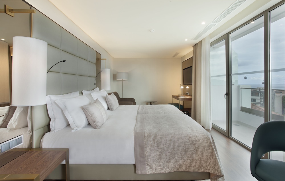 Habitación ejecutiva con 2 camas individuales, vistas al mar del hotel Turim Santa Maria. Foto 1