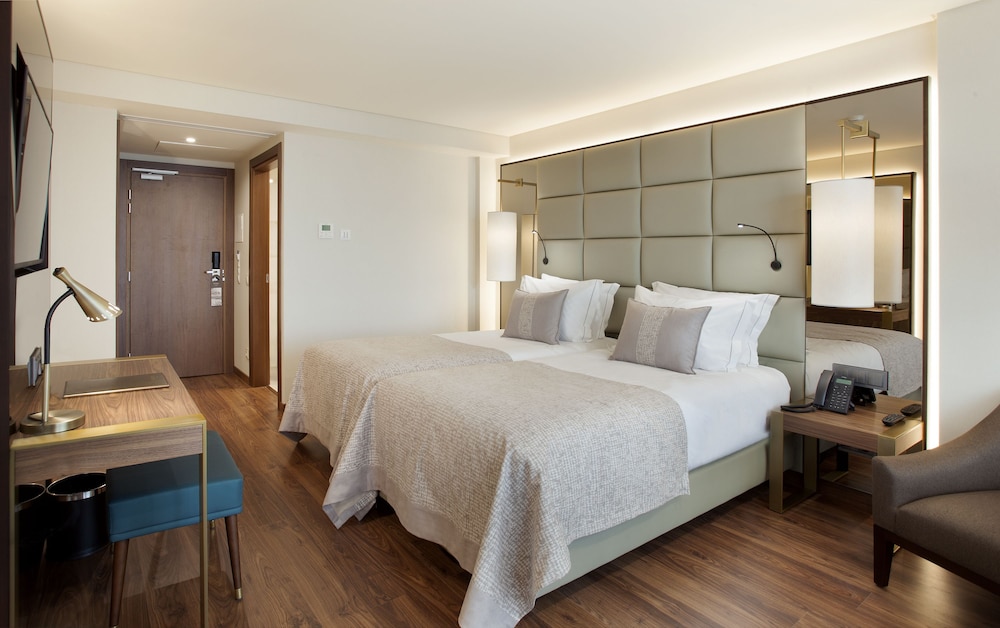Habitación superior con 2 camas individuales, vistas parciales al mar del hotel Turim Santa Maria. Foto 2