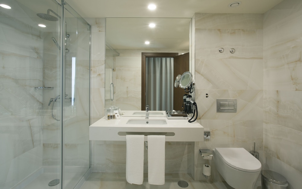 Habitación doble superior, vistas parciales al mar del hotel Turim Santa Maria. Foto 4