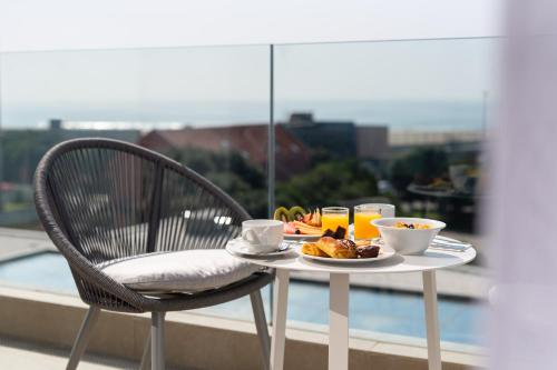 Habitación Doble Deluxe con balcón del hotel Eurostars Matosinhos. Foto 3