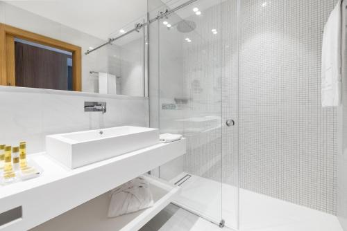 Habitación Doble Deluxe con balcón del hotel Eurostars Matosinhos. Foto 5