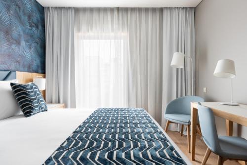 Habitación Doble Deluxe con balcón del hotel Eurostars Matosinhos. Foto 6