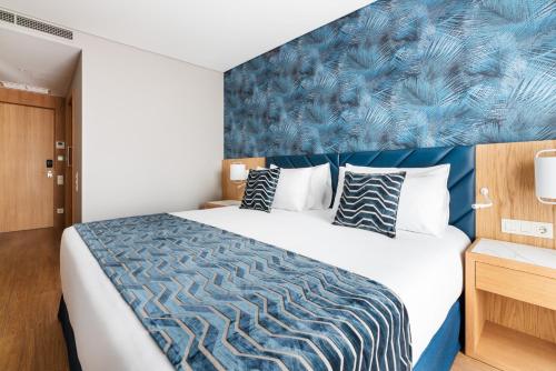 Habitación Doble Deluxe con balcón del hotel Eurostars Matosinhos. Foto 7