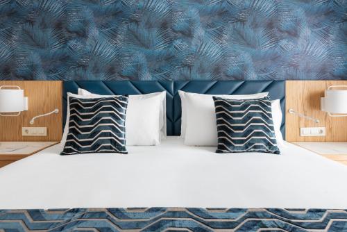 Habitación Doble Deluxe con balcón del hotel Eurostars Matosinhos. Foto 8