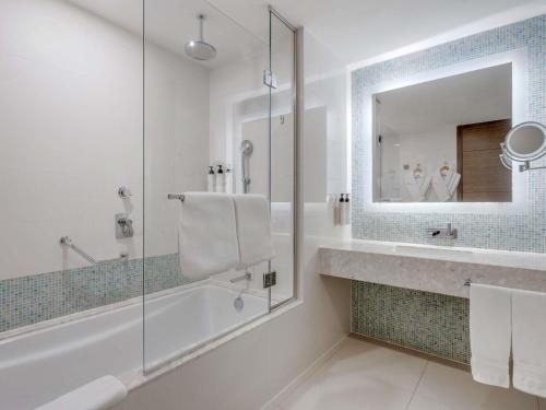 One - Bedroom Premium Apartment with Burj Khalifa and Creek View del hotel Swissotel Living Al Ghurair. Foto 8