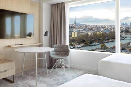 Habitación Doble con vistas a la torre Eiffel - 2 camas del hotel Courtyard by Marriott Paris Gare de Lyon. Foto 1
