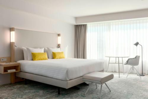 Habitación con cama extragrande. del hotel Courtyard by Marriott Paris Gare de Lyon