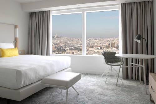 Habitación con vistas al Sacre Coeur - 1 cama extragrande del hotel Courtyard by Marriott Paris Gare de Lyon. Foto 1