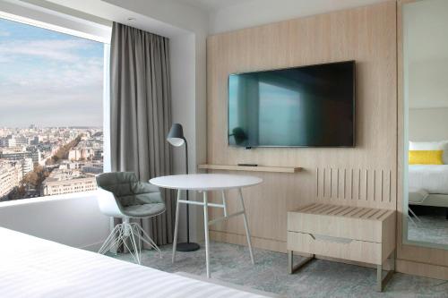 Habitación con vistas al Sacre Coeur - 1 cama extragrande del hotel Courtyard by Marriott Paris Gare de Lyon. Foto 2