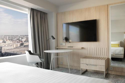 Habitación con cama extragrande y vistas a París del hotel Courtyard by Marriott Paris Gare de Lyon