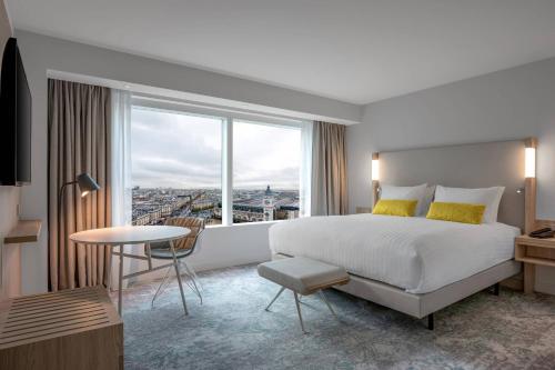 Habitación con cama extragrande y vistas a París del hotel Courtyard by Marriott Paris Gare de Lyon. Foto 1