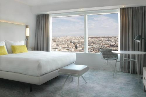 Habitación con cama extragrande y vistas a París del hotel Courtyard by Marriott Paris Gare de Lyon. Foto 2