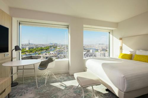 Habitación con cama extragrande y vistas a la Torre Eiffel. del hotel Courtyard by Marriott Paris Gare de Lyon